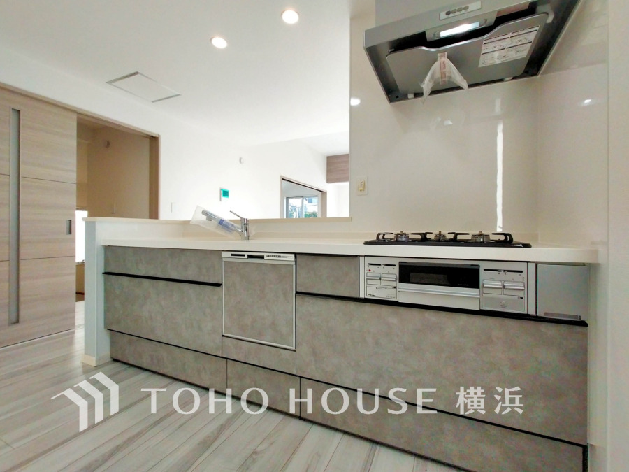 スタイリッシュで機能的な対面キッチン。収納豊富で使いやすく、家族との会話も楽しめる明るい空間です。