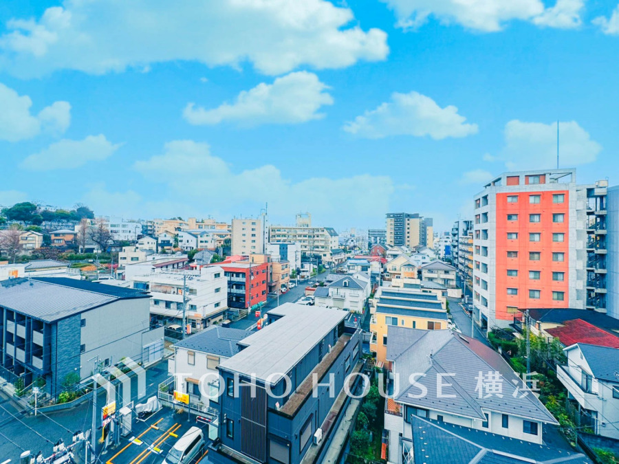 【2026年2月撮影】手を伸ばせば、ふれることが出来そうな環境が、そのままインテリアになったような印象です。その豊かな眺望にふさわしい空間には、通風・採光にも優れ、心地よい光と風があふれています。