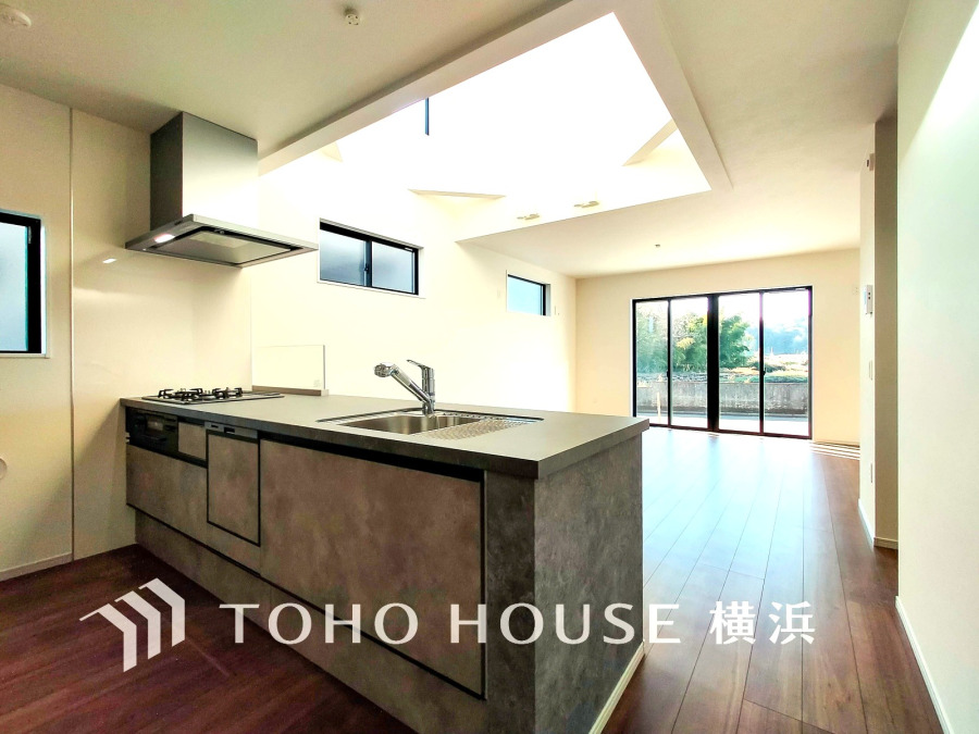 広く取られた対面キッチンは、リビングで寛ぐご家族と会話をしながらお料理が出来ます。高級感のあるカラーで空間をより上質な雰囲気にした、清潔感のあるデザインです。