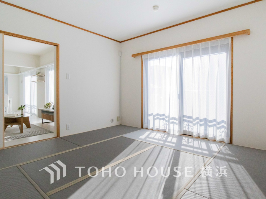 リビングに隣接したスタイリッシュな和室。上質感とあたたかみを感じられる空間。寛ぎの時間を楽しんだり、お子さまの遊び場や赤ちゃんのお世話スペース、客間として多目的にご使用頂けます。