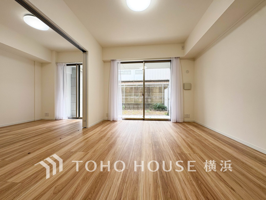 家族みんなが爽やかに健やかに過ごせるように、溢れる光をたっぷり取り込んだリビングダイニング。集いの場、憩いの場としての快適性を求めたやすらぎの空間です。