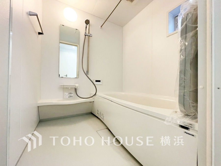 ◆質感が奏でる時間◆輝きが美しいホワイトカラーのパネルと流麗なデザインの浴槽が醸しだす高級感を感じる浴室、快適・清潔な空間で心も体もオフになる時間を。