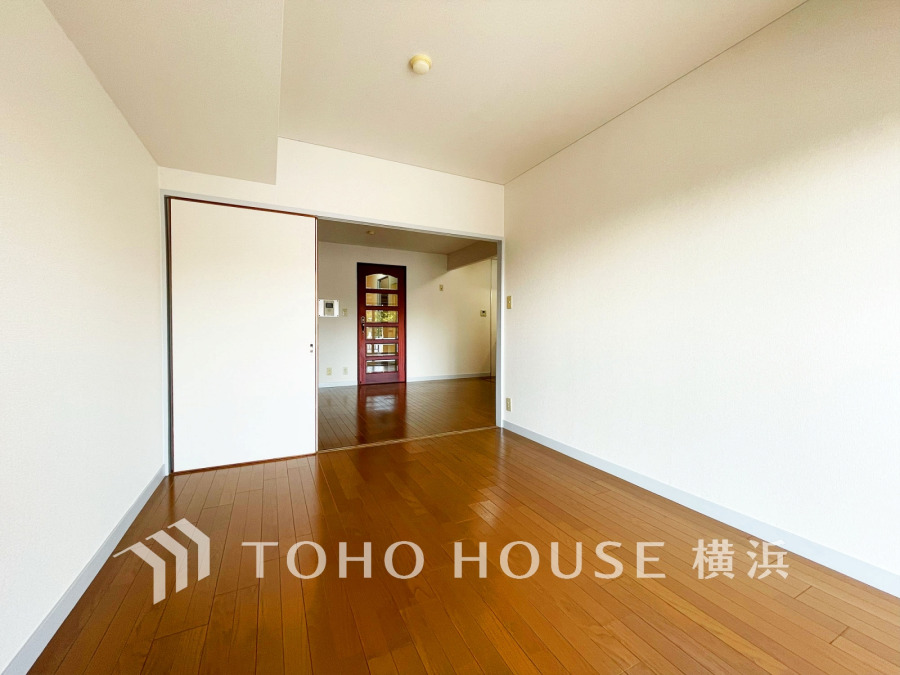 ダイニングに隣接した洋室は、引き戸を開け放して開放的に使うこともできます。