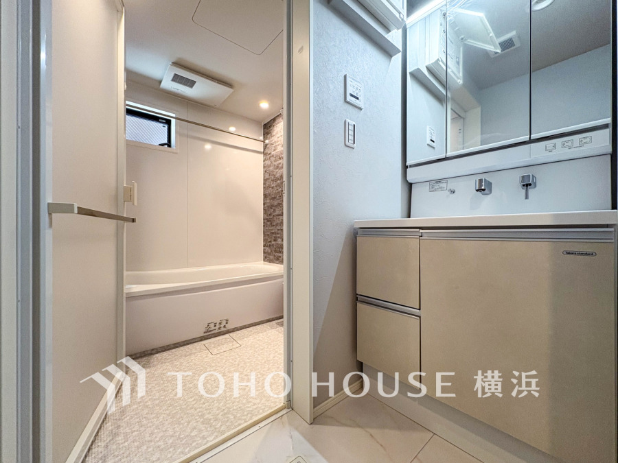 脱衣スペースを含む空間はゆとりの広さを設け、また洗面化粧台にも収納スペースを設ける事により、散らかりやすい洗面スペースをスッキリ保てます。