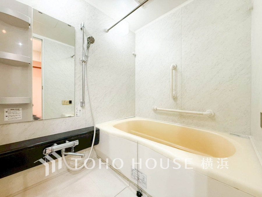 清潔感あふれる白基調の浴室は、手すり付きで安心・安全なバスタイムを実現します。