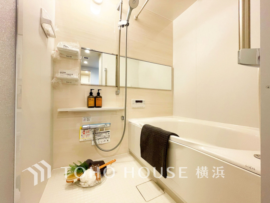 上質が感じられる質感とカラーリングで、清潔な空間美を実現。一日の疲れが癒される優雅なバスタイムを堪能できるゆとりあるバスルームです。