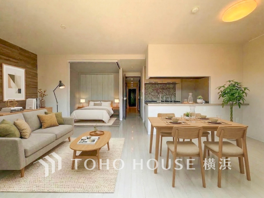 表現された空間は光と風を纏い、暮らしの時間を豊かにしてくれます。デザインされた空間と充実した建物設備も家族の毎日を快適に彩ります。 （家具・装飾品はAI加工です）