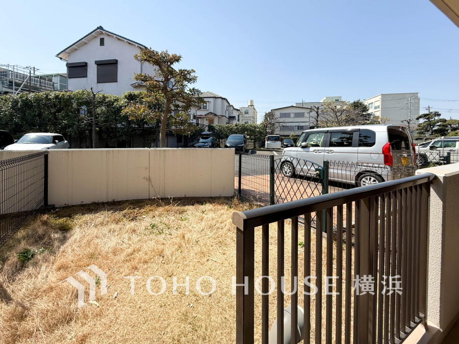 戸建てライクな暮らしが叶う専用庭付き。お子様がお庭で遊べるのはもちろん、家庭菜園なども楽しめそうです。