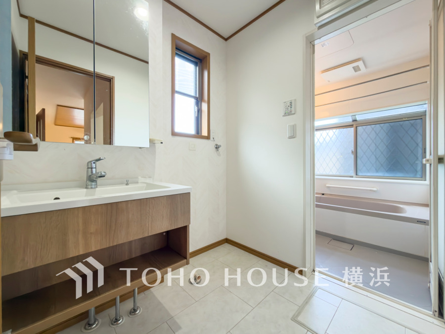 十分な大きさの洗面台は収納もさる事ながら、身だしなみチェックや歯磨きなど、朝の慌ただしい時間でもホテルライクなスペースで余裕とゆとりを感じて頂けます。