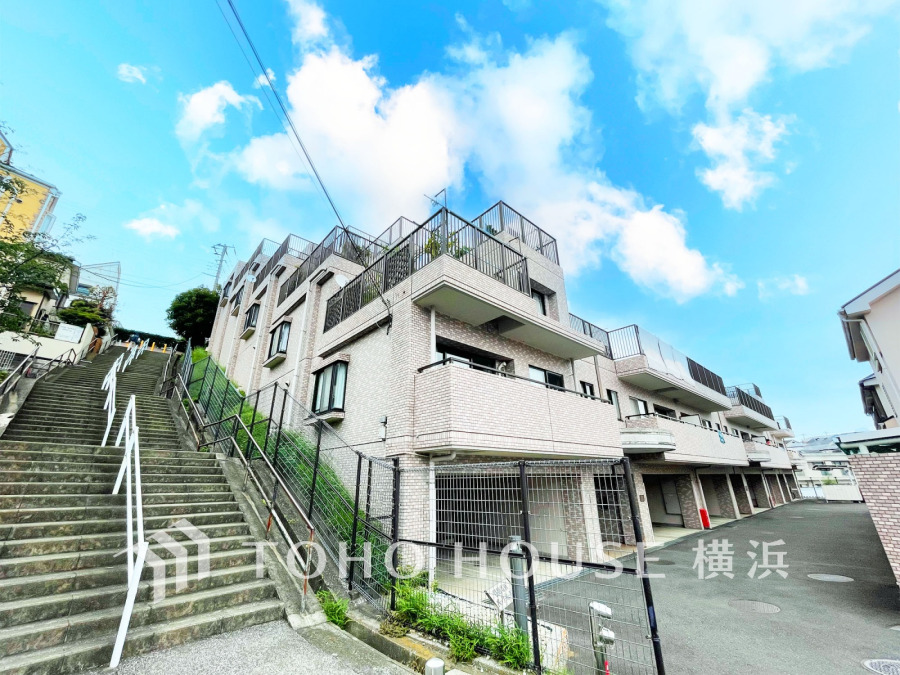 住む人を映し出す洗練された佇まいは、いつまでも輝き続けながらいつしか街の風景に溶け込んでいきます。