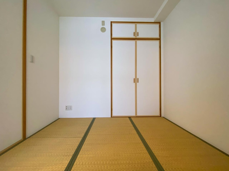 伝統的な日本情緒のある、温かみと落ち着きが感じられる和室です。来客時や一息つきたいときなどに利用できる用途多様な空間です。