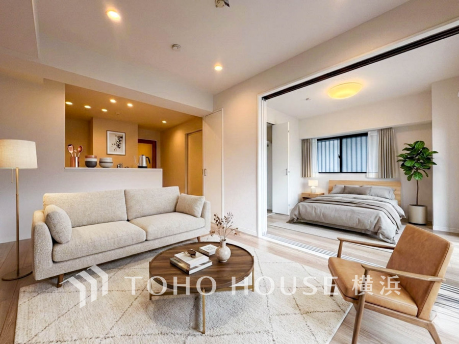 明るく開放的な空間が広がるLDK。室内には豊かな陽光が注ぎ込み、爽やかな住空間を演出。（家具・装飾品はAI加工です）
