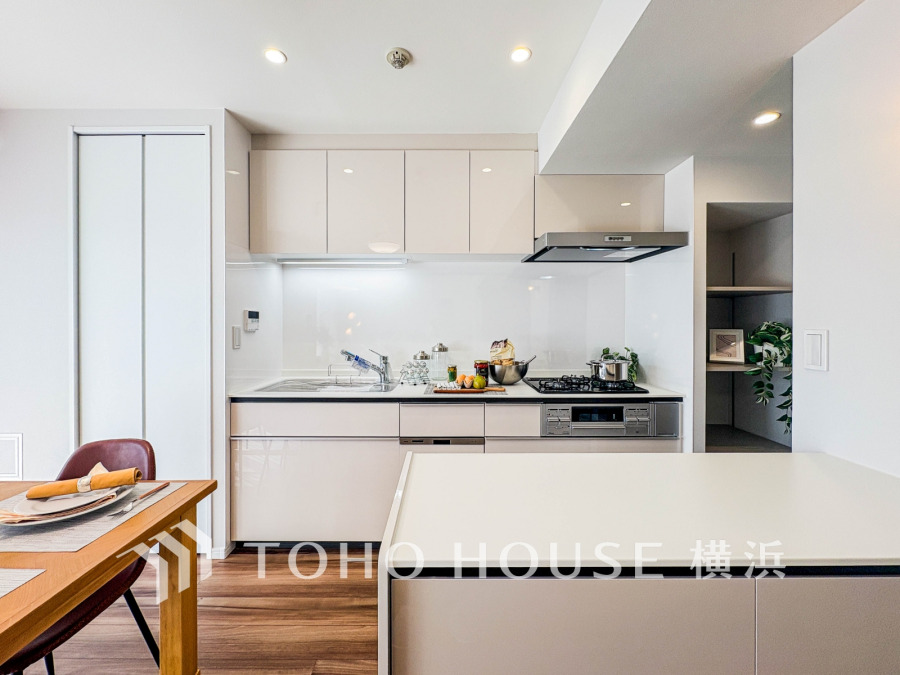 広々としたシンクと3口コンロ、充実した調理スペースで、毎日の料理がスムーズに。アイランドカウンター越しに家族と会話を楽しみながら、笑顔あふれる食卓を囲めます。
