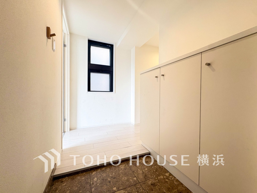 窓付きで明るく清潔感のある玄関スペース。