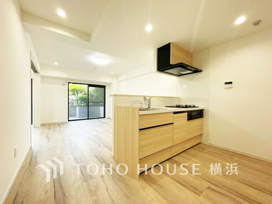 新規交換された清潔感溢れるシステムキッチン。リビングが見渡せるスタイリッシュな対面式キッチンです。
