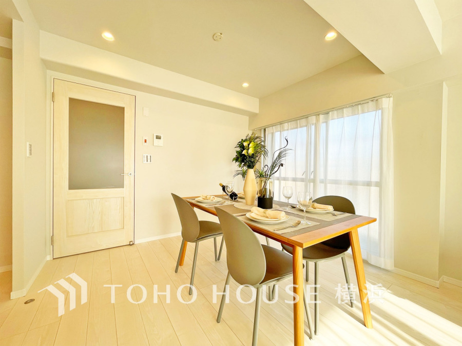 穏やかな時間の流れを楽しみ、寛ぎと笑顔が溢れるリビング。会話を楽しみ、ご家族の何気ない日常にいつもあたたかな幸せの花を添えます。