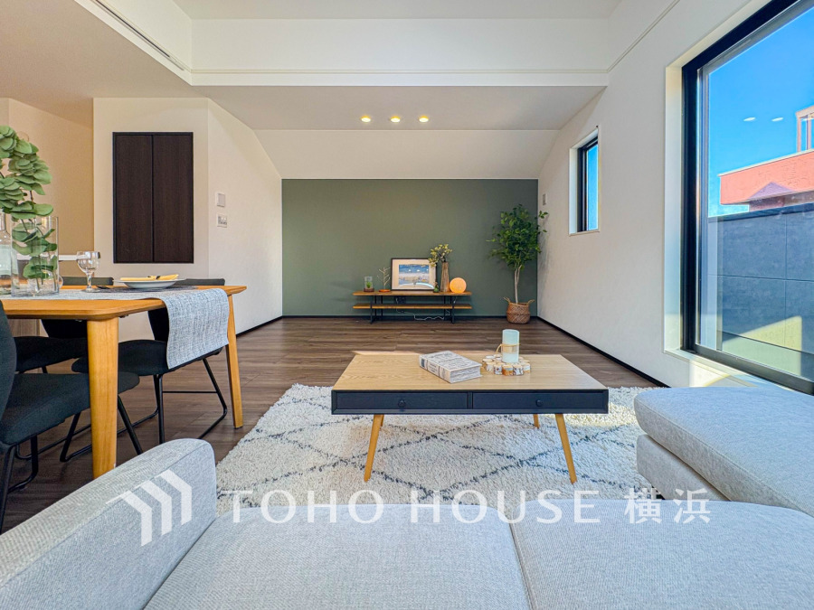 光と風が溢れる開放的なリビングダイニングには自然と家族みんなが集まってきます。明るく穏やかな空気の中で飲んだり、食べたり、笑ったり。