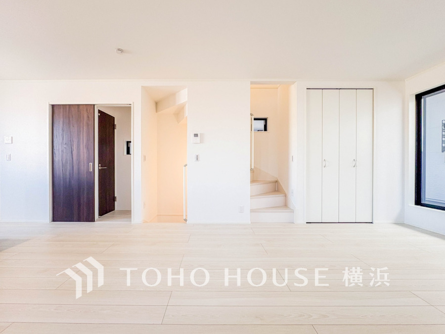 ここにはみんなが集い、食事と楽しい会話が始まる。話に夢中になりすぎて、ついつい時を忘れてしまう。そんな束の間の幸せを感じさせてくれる場所。