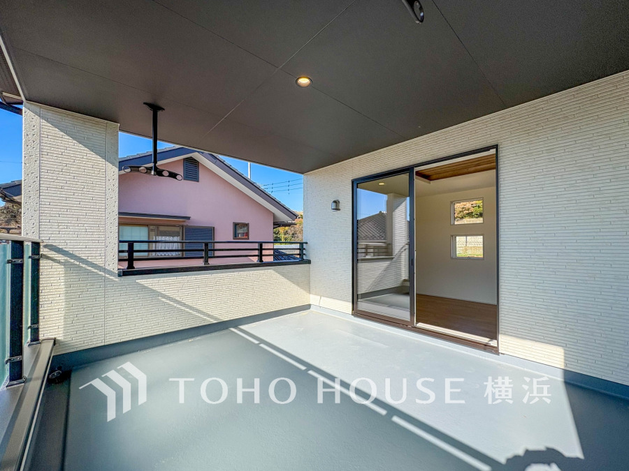 開放感いっぱいの眺望と共に光と風を享受するバルコニー。緑豊かな景観を眺めることができます。