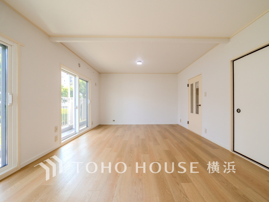 明るく開放的な空間が広がるLDK。室内には豊かな陽光が注ぎ込み、爽やかな住空間を演出。