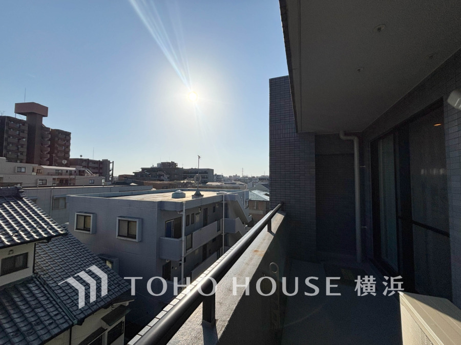 開放感があり、遮るものもなく気持ちのいい景色が広がります。お部屋にも爽やかな風と暖かく柔らかな日差しが差し込み、毎日の暮らしを豊かに彩ります。