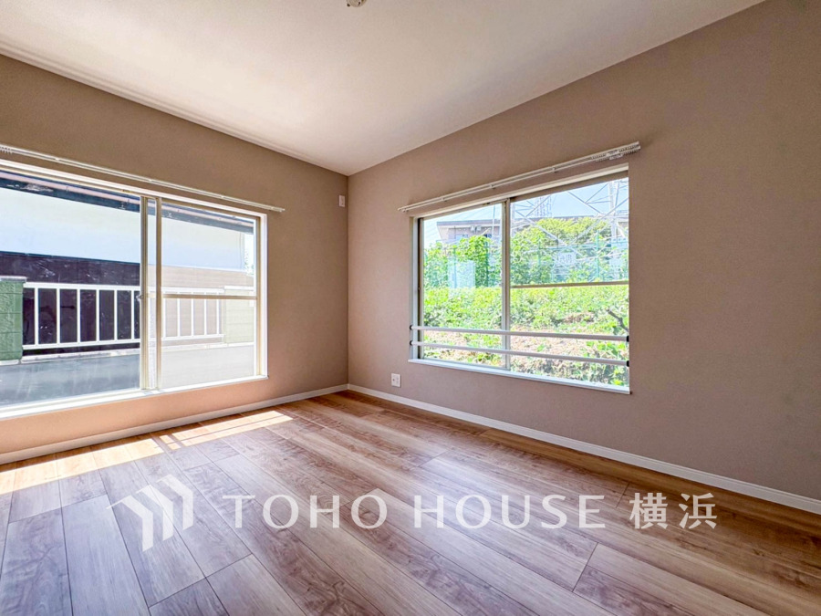 穏やかな風と陽光を導き、プライバシーに配慮された設計プランを採用し、居住性を一段と心地よいものにしています。明るく開放的な空間を演出しております。