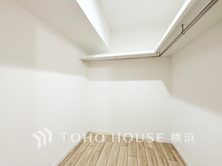 ウォークインクローゼットを完備。お子様のおもちゃやゴルフバックなど、大きなお荷物をお持ちの方や、季節物の家電製品やキャリーバック、お荷物が多い方でも安心のスペースです。