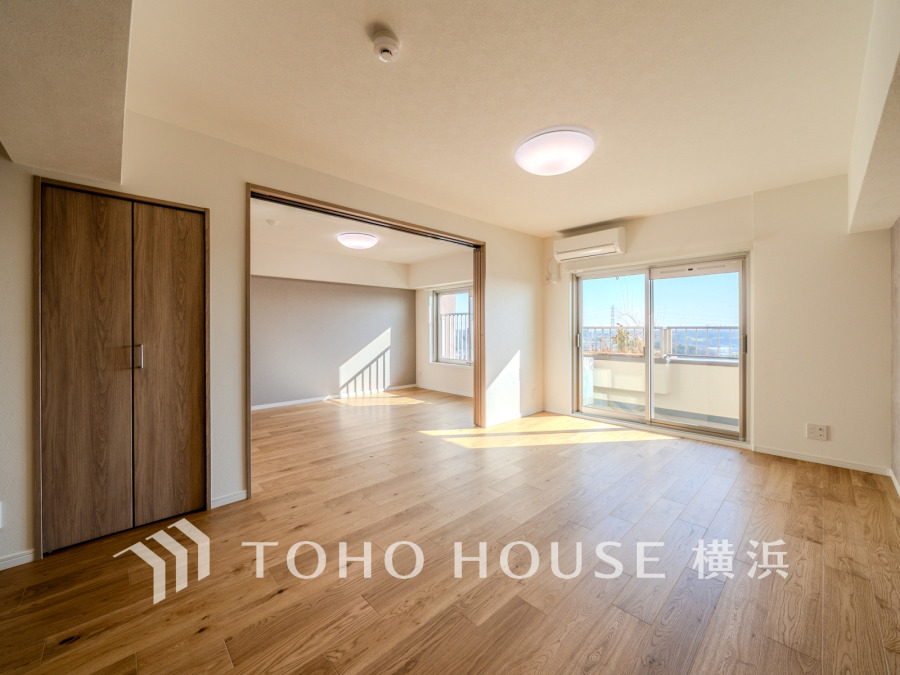 明るく開放的な空間が広がるLDK。室内には豊かな陽光が注ぎ込み、爽やかな住空間を演出。
