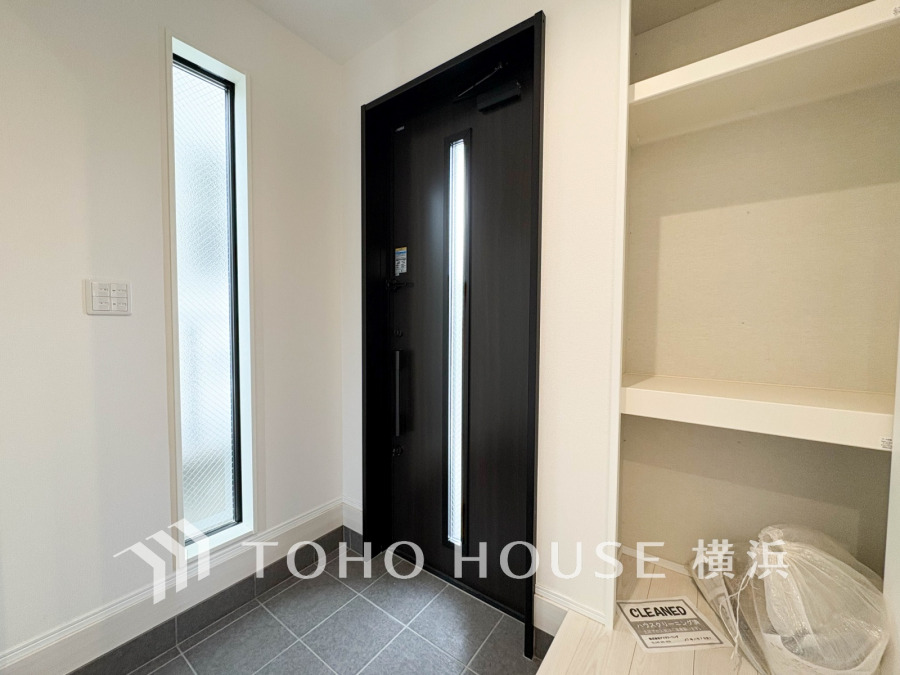 お客様をお迎えする玄関は落ち着いた雰囲気。帰り着くたびに洗練されたテイストの空間に迎えられ誇りと喜びを感じる玄関まわりです。