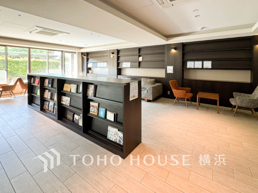 落ち着いた色調の共有ラウンジは、読書や談笑に最適な快適空間。自然光が差し込み明るさも魅力です。