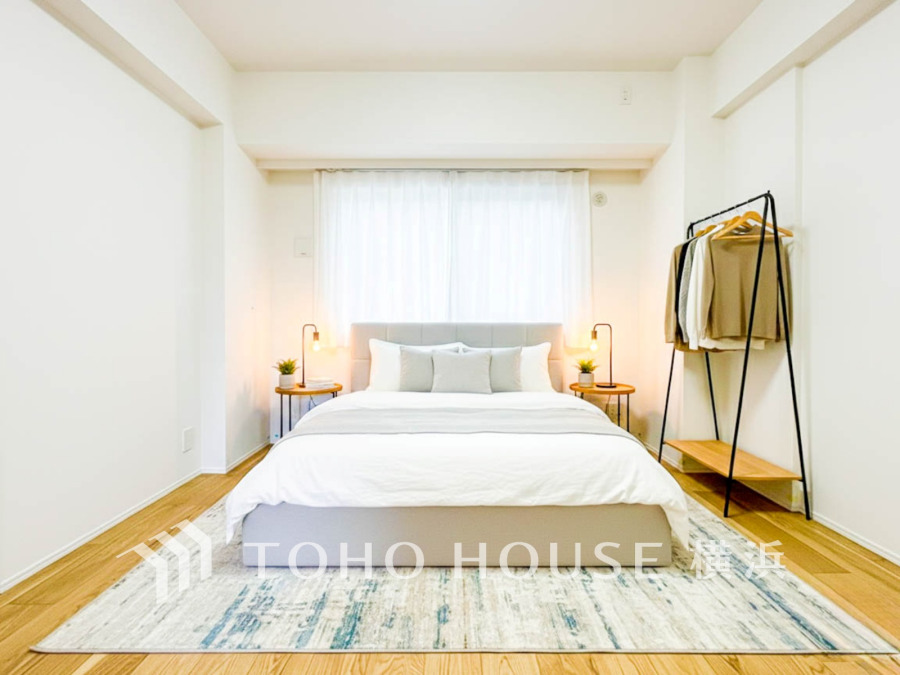 採光もアクセントの一つとして。プライベートルームにはやさしい光が射し込んでいて、この明るい好みの空間で読書をしたり、音楽を聞いたりと一人の時間も充実したものにできます。（家具はAI加工です）