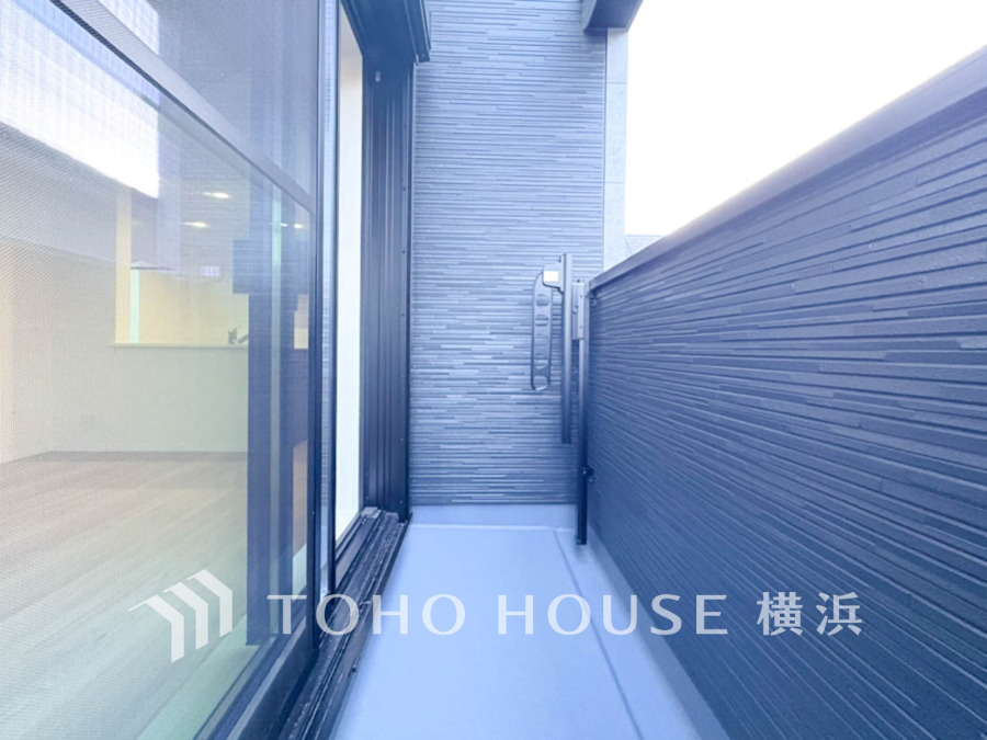 南向きのバルコニーから、暮らしの中での光と風を演出してくれています。見事なまでの開放的な空間をお楽しみください