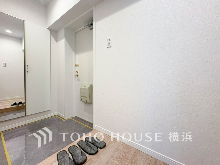 玄関には、お出かけ前の身だしなみチェックに便利な大型のミラーのついたシューズボックスを設置。
