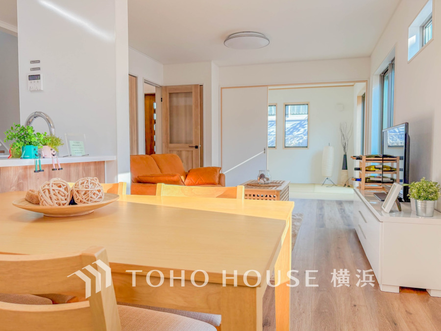 明るく開放的な空間が広がるLDK。室内には豊かな陽光が注ぎ込み、爽やかな住空間を演出。
