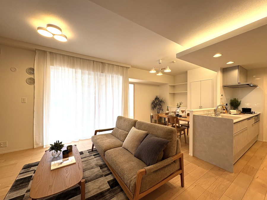 広々としたリビングダイニングは、シックでモダンな内装。落ち着いた雰囲気に包まれて、伸びやかな空間の中で、ゆったりと家族団らんのひとときを過ごせます。