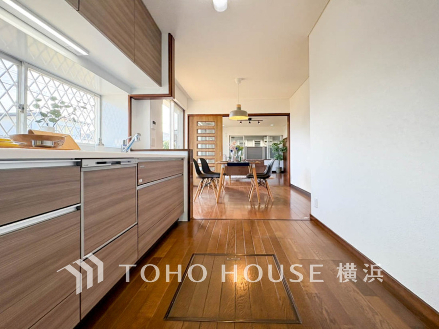 誰もが使いやすいデザインにこだわったキッチン。プライベートスペースを彩るインテリアとしての美と、快適な日常を支える機能性と強さがひとつになったキッチンです。