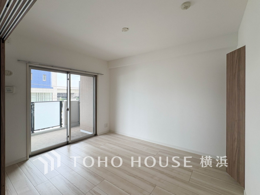 大きな窓からは快適な光を取り入れ、通気性能を上げる事で居心地の良い空間を演出します。多くの時間を過ごす住まいだからこそ、いつも快適な場所であるように心掛けています