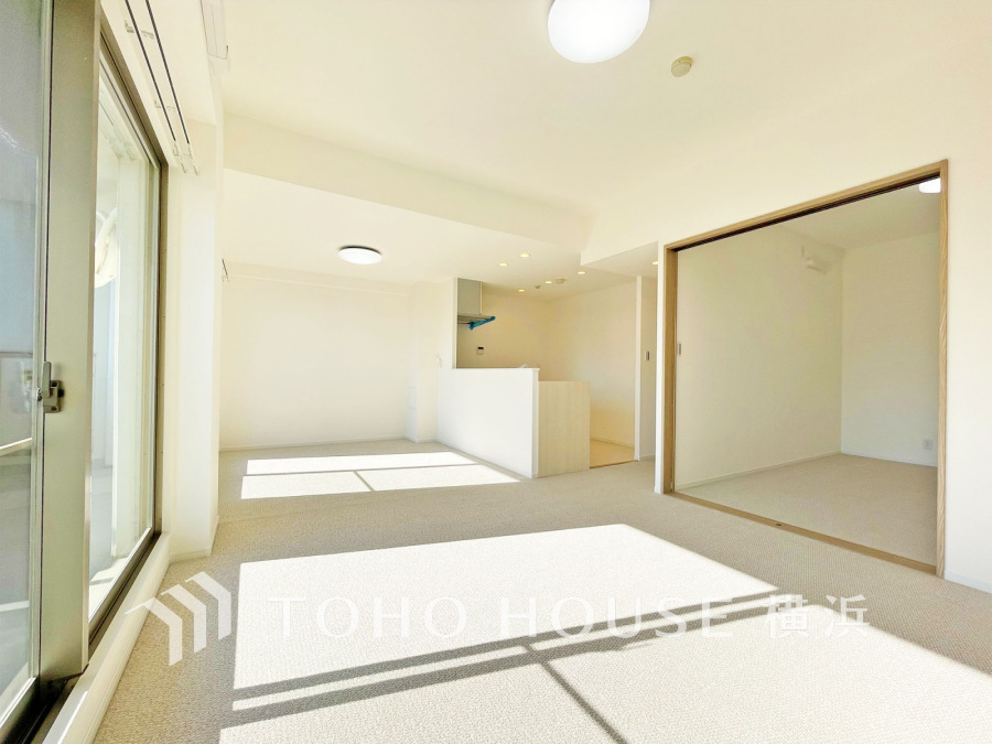 陽光がたっぷり差し込む明るいリビング。隣接の和室と一体利用でき、開放感あふれる快適空間です。