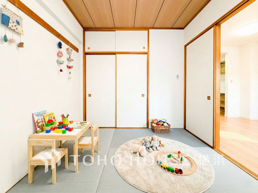 和室は有るだけでも落ち着く空間ですが 「家族団らん」 「来客時の客間」「赤ちゃんのお昼寝」等多目的なスペースとして活用出来る便利な空間です。（装飾品はAI加工）