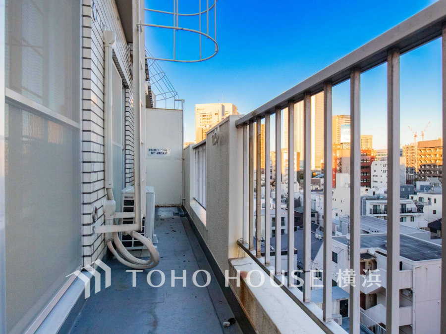 開放感あふれるバルコニーから、都会の景色を一望できる心地よい住空間です。