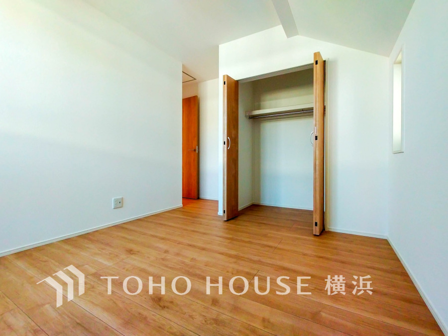 シンプルで明るい室内に、使いやすい収納スペースを備えた快適な居室空間です。自然光が心地よく差し込みます。