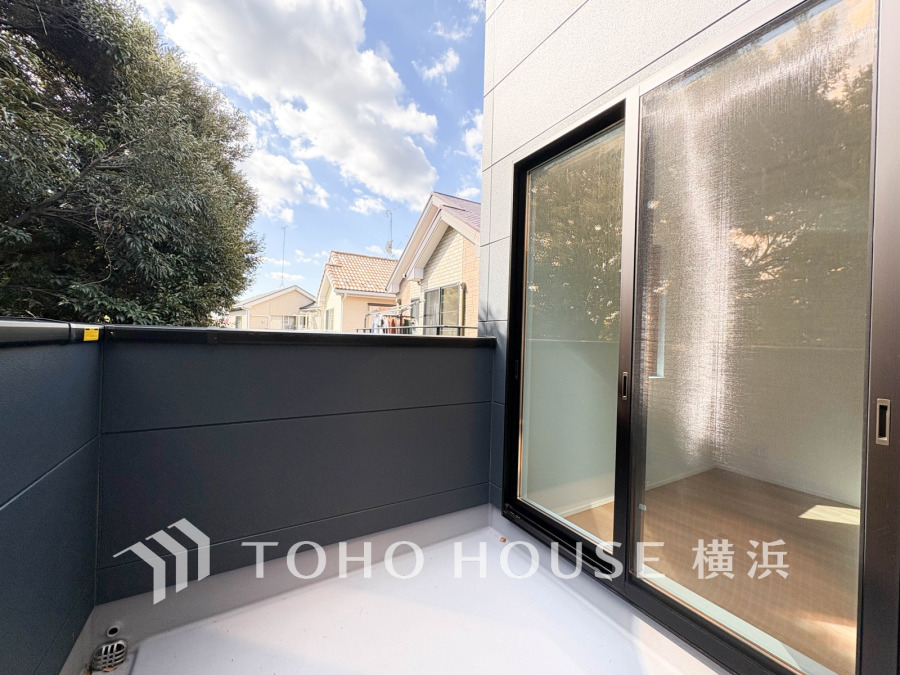 季節感を演出する多彩な樹木と豊かな彩りが重なり、四季折々の変化を楽しめる心地よい場所となることでしょう。時間の経過と共に味わいが出る素敵な空間へ。