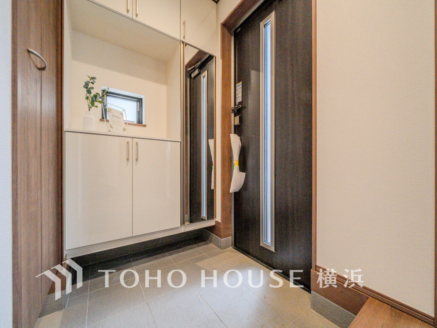 お客様をお迎えする玄関は落ち着いた雰囲気。帰り着くたびに洗練されたテイストの空間に迎えられ誇りと喜びを感じる玄関まわりです。 