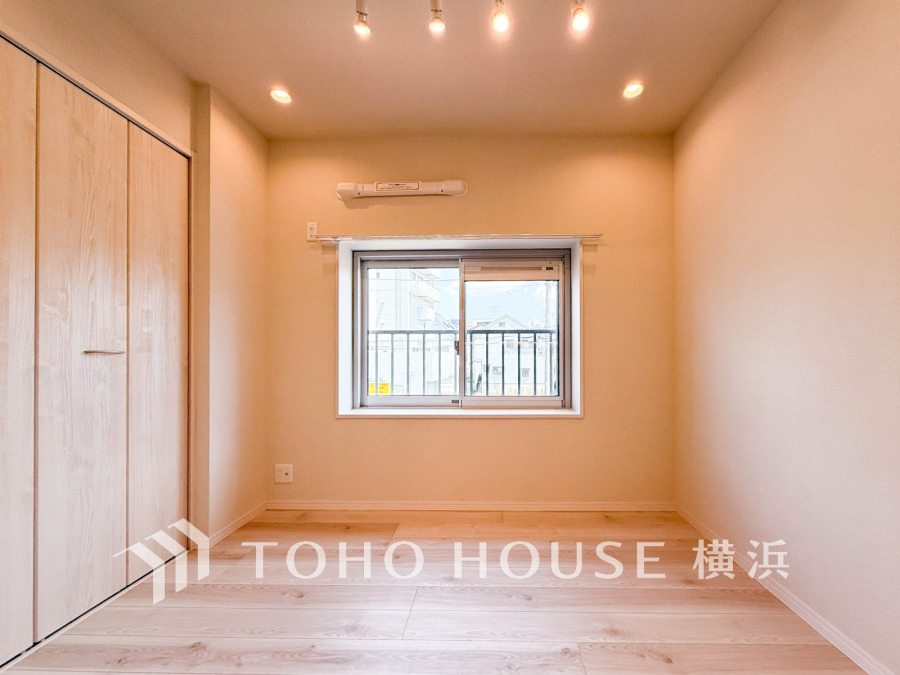 穏やかな風と陽光を導き、プライバシーに配慮された設計プランを採用し、居住性を一段と心地よいものにしています。明るく開放的な空間を演出しております。