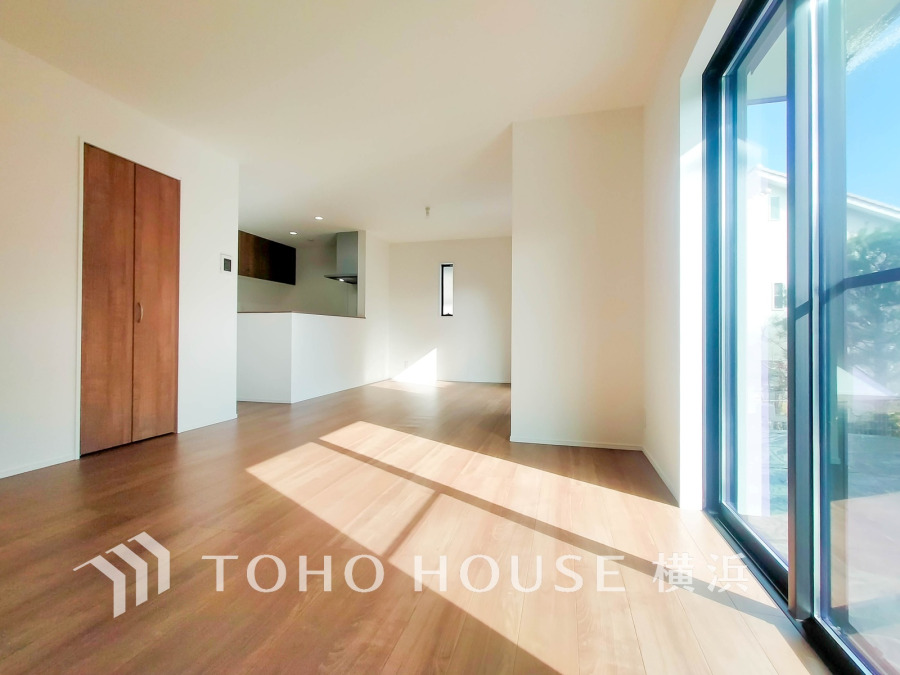 大きな窓からたっぷりの陽光が差し込む、明るく開放的なリビングダイニング空間です。