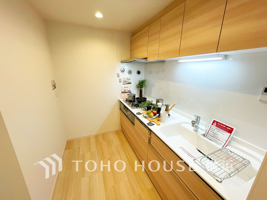 作業に集中しやすい独立型のキッチン。新規交換されたシステムキッチンの清潔感あふれる空間です。
