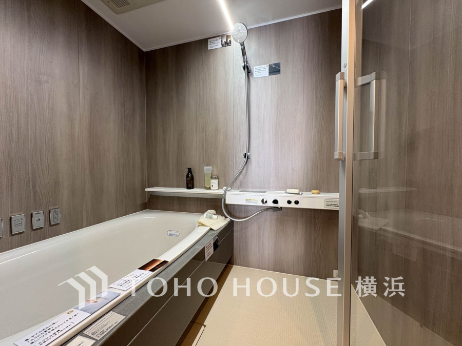 快適な使い心地とゆとりある空間が1日の疲れを解きほぐすバスルーム。空間も浴槽もゆったりのびのび使えるゆとり設計。広く感じるゆとり設計で快適なリラックスタイムを過ごせます。