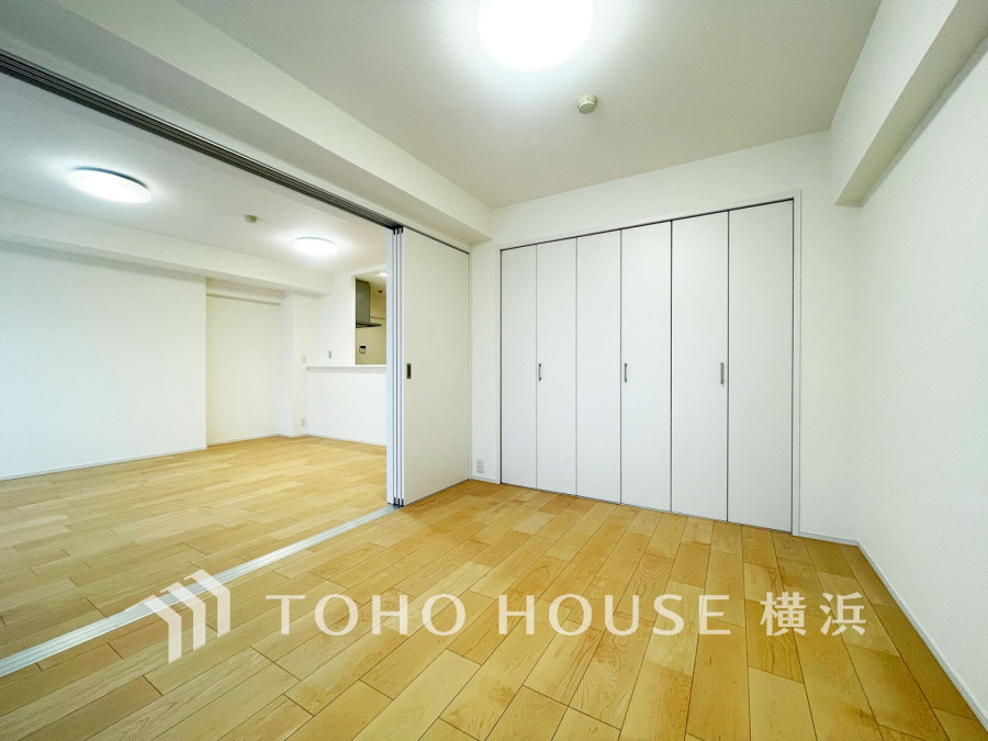 バルコニーに面した南西向きの明るい洋室。たっぷりの収納も完備。