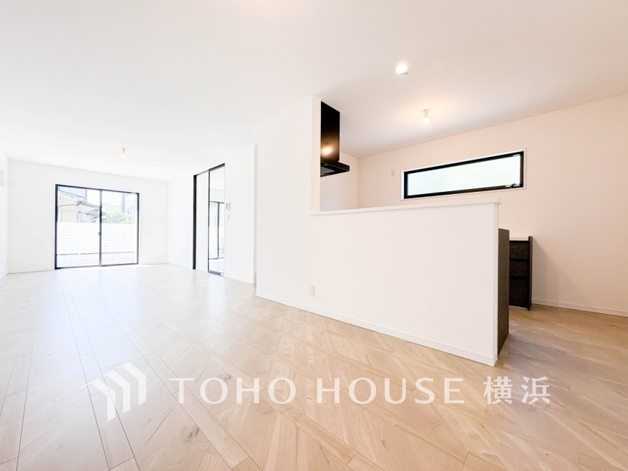 ここにはみんなが集い、食事と楽しい会話が始まる。話に夢中になりすぎて、ついつい時を忘れてしまう。そんな束の間の幸せを感じさせてくれる場所。