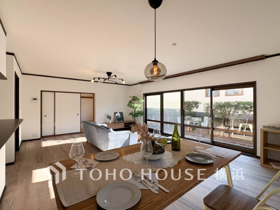 陽光が降り注ぐ開放的なリビング・ダイニング。大きな窓から光と風を採り入れ、家族の会話が弾む心地よい空間です。